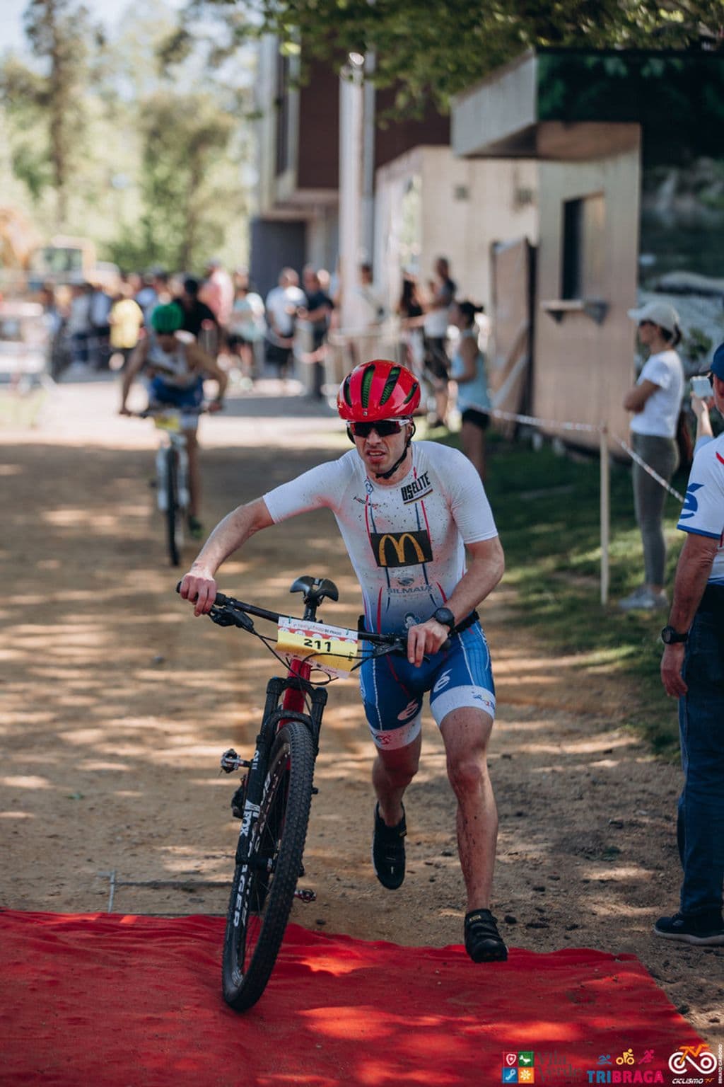 Atleta com o dorsal 211