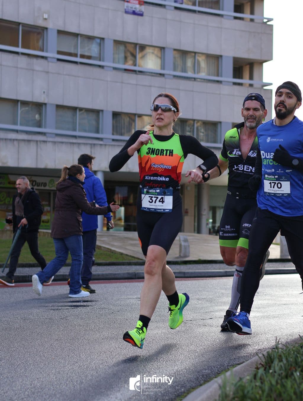 Atleta com o dorsal 374