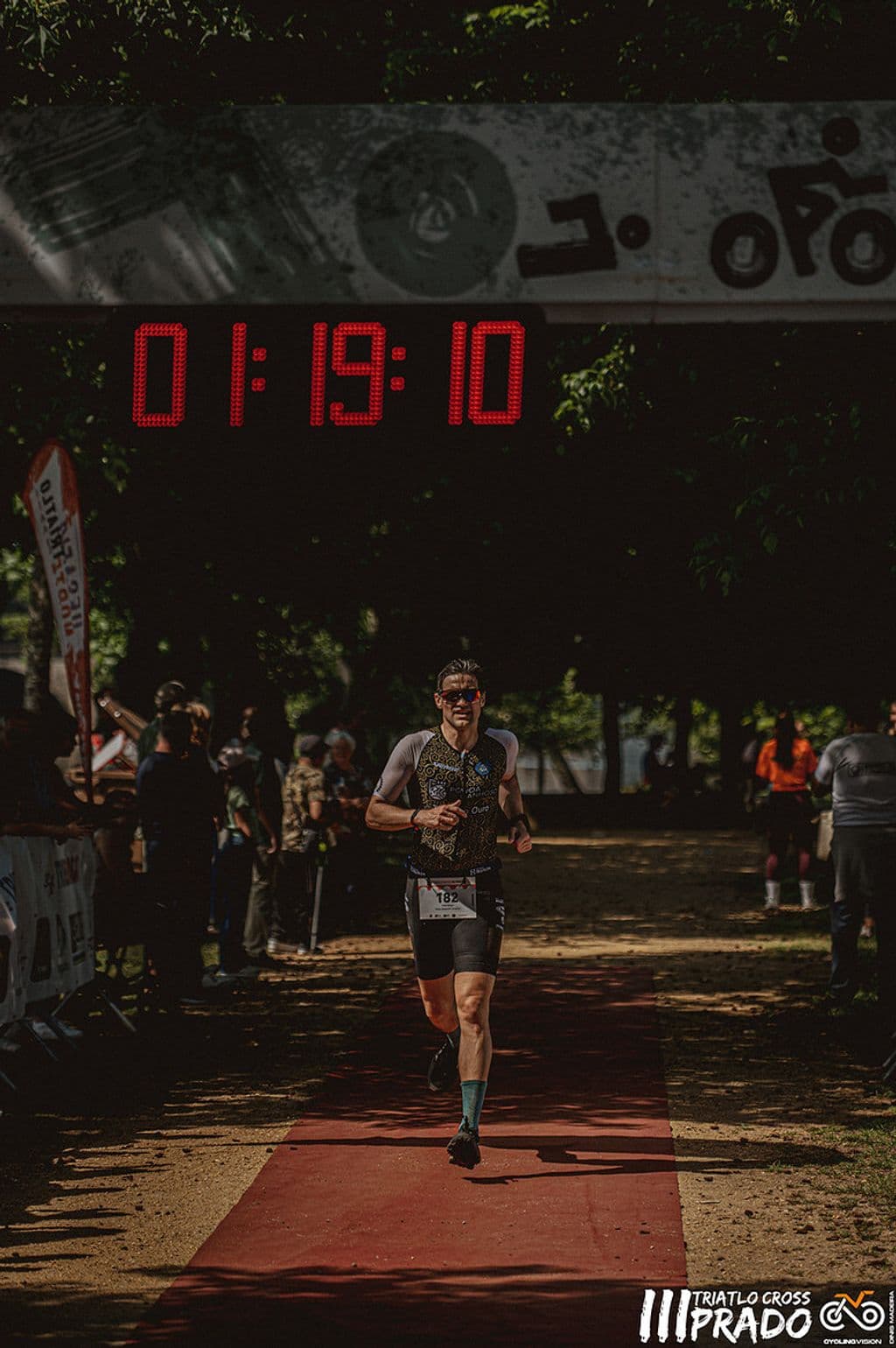 Atleta com o dorsal 182
