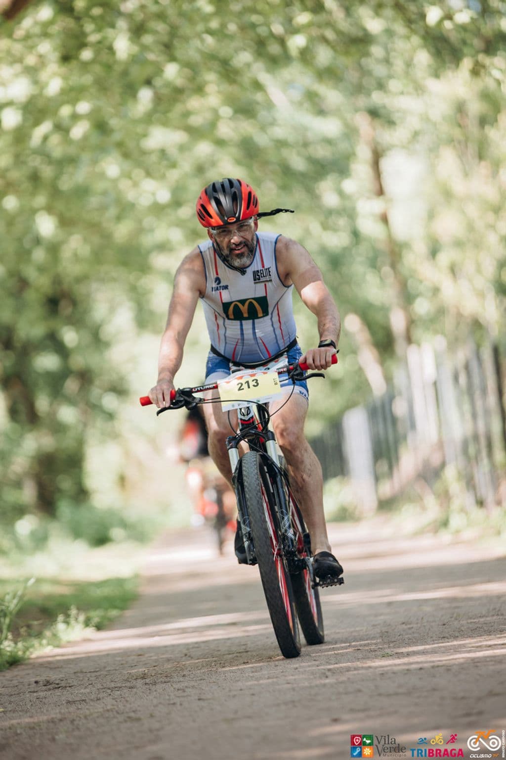 Atleta com o dorsal 213