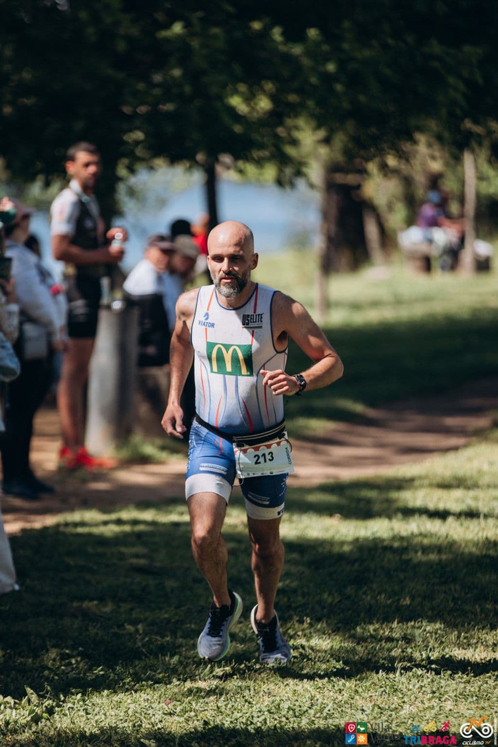 Atleta com o dorsal 213