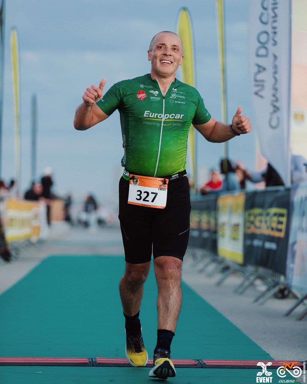 Atleta com o dorsal 327