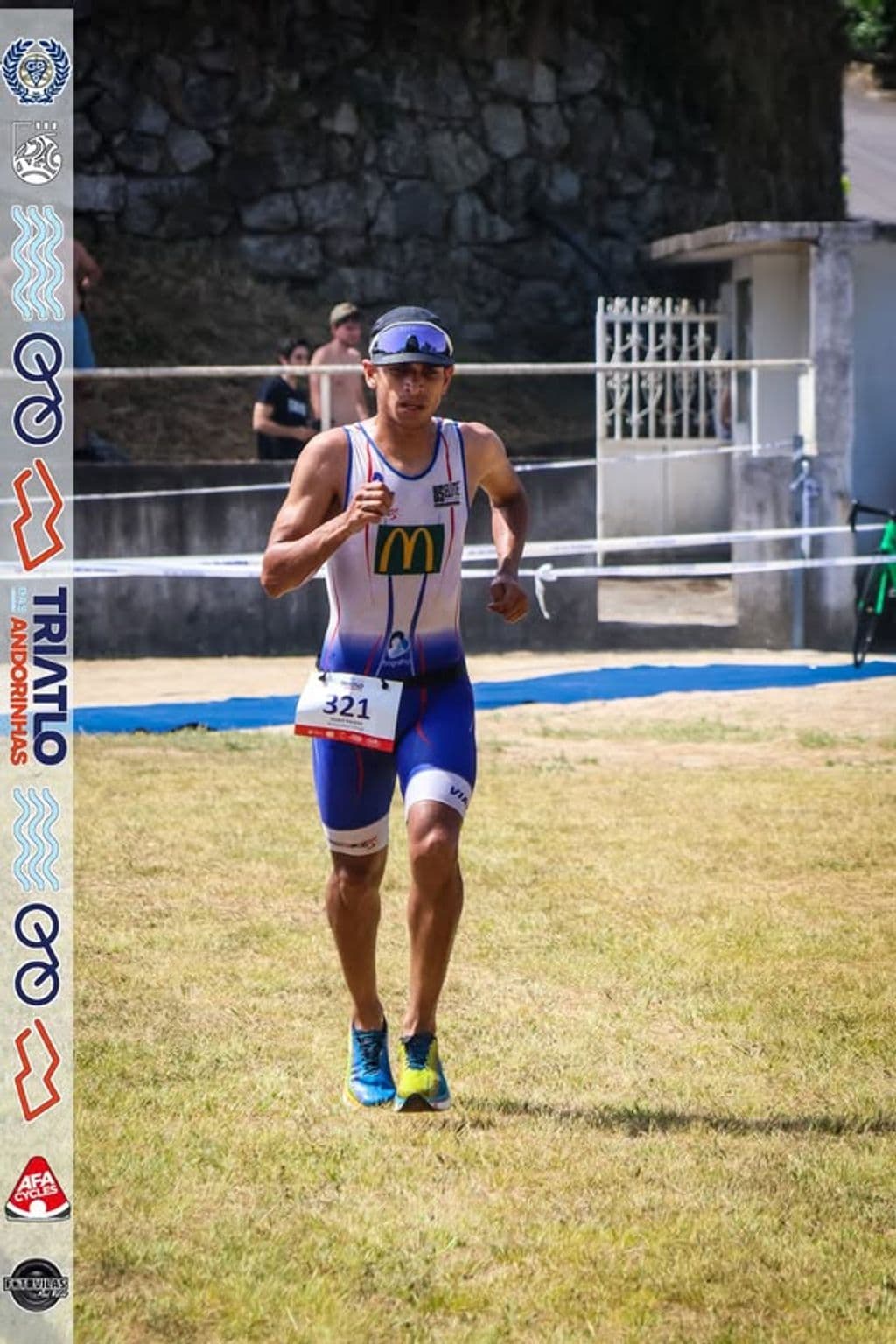 Atleta com o dorsal 321