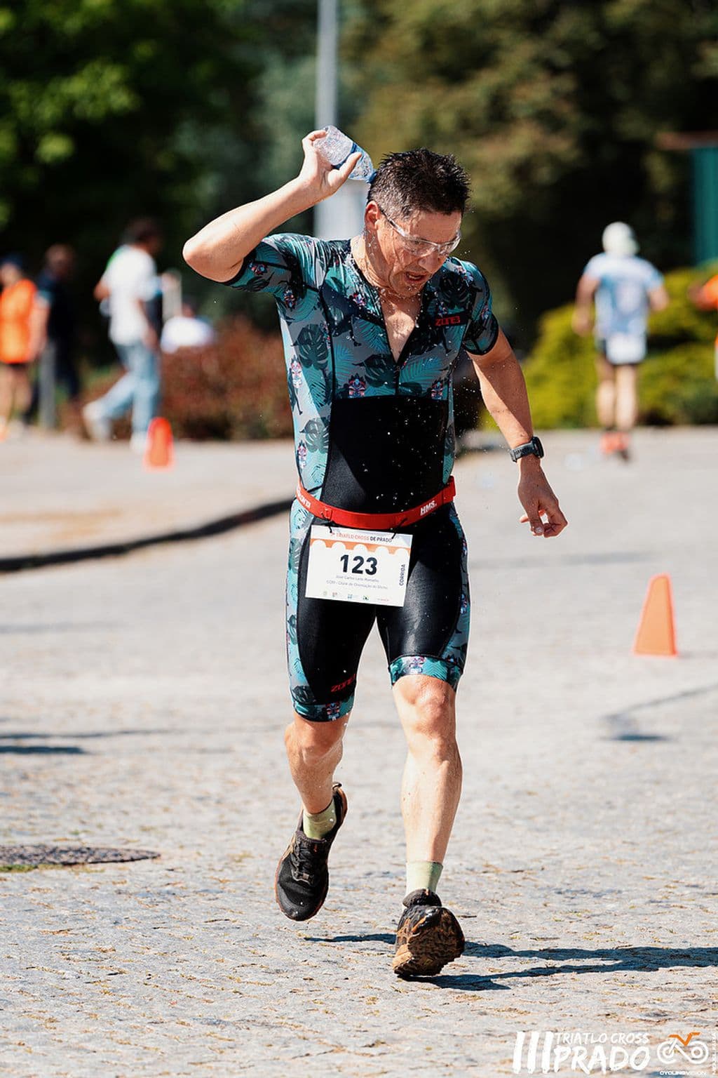 Atleta com o dorsal 123