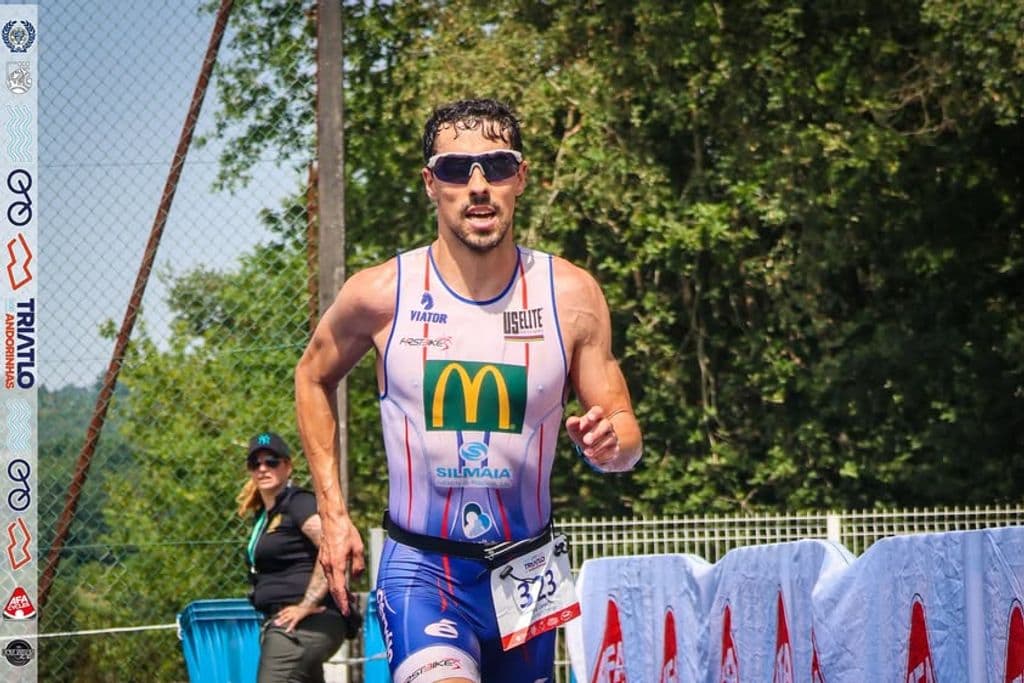 Atleta com o dorsal 323