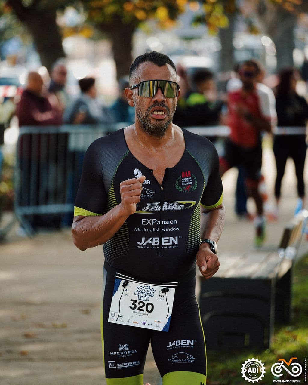 Atleta com o dorsal 320
