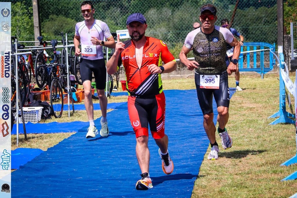 Atleta com o dorsal 323